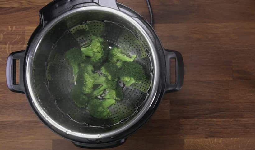 Instant Pot Broccoli Recipe: remove broccoli in Instant Pot immediately to prevent from overcooking #instantpot #pressurecooker #vegan #vegetarian #recipe #keto #paleo